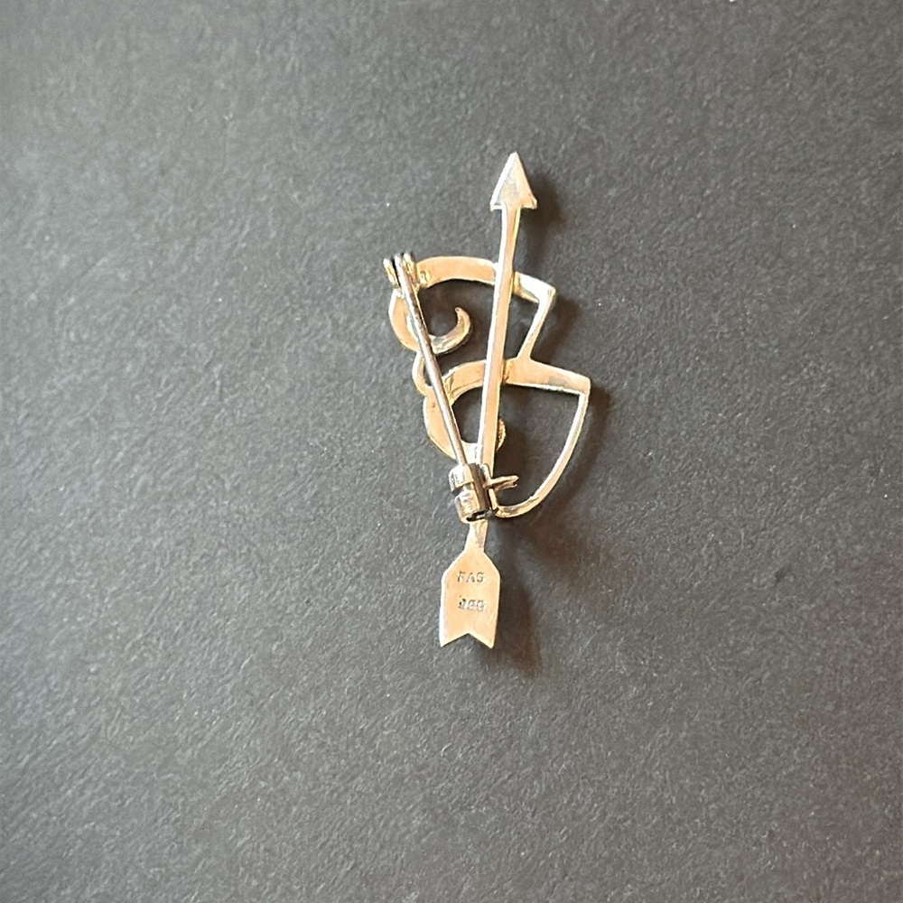 Sterling Silver Marcasite Double Heart Arrow Brooch - Picture 3 of 9
